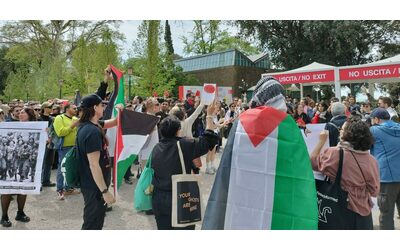la chiusura del padiglione israeliano non bastata alla biennale la protesta contro il genocidio contestati anche germania e usa