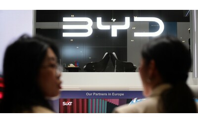 “La cinese Byd contattata dal governo che vuole un secondo produttore auto in Italia”. Poi la smentita: “Abbiamo scelto l’Ungheria”