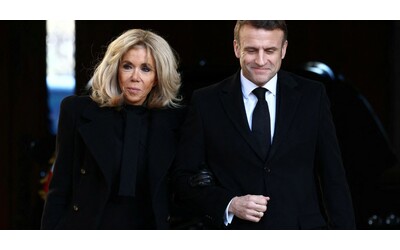 La confessione di Macron: “Mia moglie Brigitte un uomo? Alla fine la gente ci crede e questo disturba la nostra intimità”