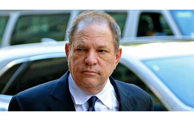 La Corte Suprema Usa revoca la condanna di Weinstein per reati sessuali: “Sentiti testimoni con accuse fuori da incriminazioni”