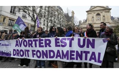 la libert garantita alle donne di abortire entra nella costituzione della francia il primo paese al mondo