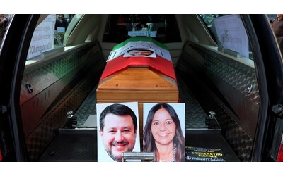 La macabra protesta degli Ncc a Roma: in piazza anche un carro funebre con le...
