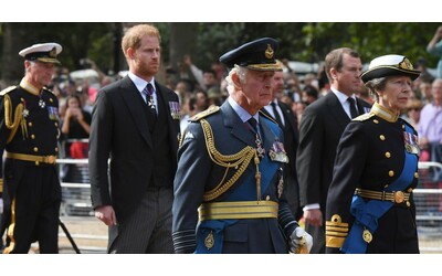 La “maledizione” della Famiglia Reale colpisce ancora: il marito della principessa Anna appare in pubblico con un occhio nero