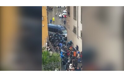 La polizia carica gli studenti durante i cortei pro-Palestina a Firenze e...