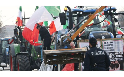 La protesta degli agricoltori: bloccato il casello a Brescia. Presidi e cortei in altre città. Manifestazioni in Belgio, Francia e Germania