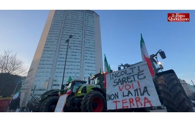 la protesta degli agricoltori entra a milano i trattori arrivano sotto al pirellone costi di produzione insostenibili la politica intervenga
