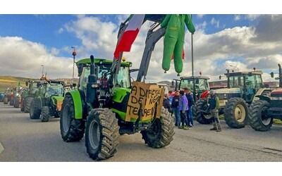 La protesta degli agricoltori si allarga: blocchi e cortei di trattori da...