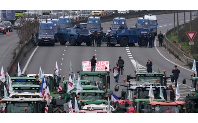 La protesta dei trattori, alle porte di Parigi “manifestanti evacuati dopo...