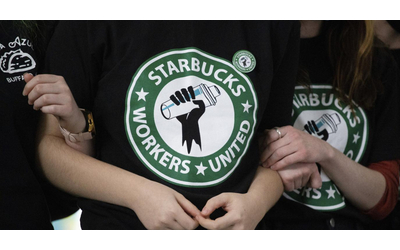 La rivolta degli universitari americani contro Starbucks: “Non rispetta i diritti dei lavoratori. Via dai nostri campus”