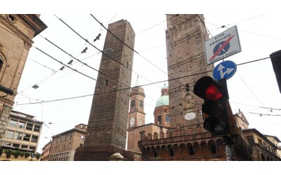 La torre Garisenda di Bologna rischia di crollare. I tecnici: “Non...