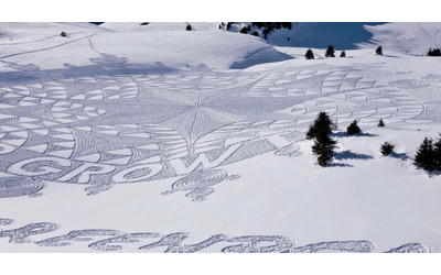 “La vita è più importante della crescita economica”: attivisti di Greenpeace disegnano sulla neve il messaggio ai potenti di Davos