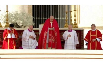 La voce affaticata, il silenzio, la piazza in attesa: il momento in cui Papa Francesco rinuncia a leggere l’omelia