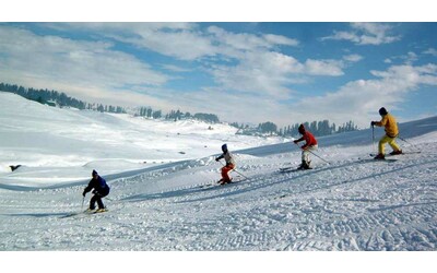 Lascia il figlio in auto e va a sciare: 40enne denunciata per abbandono di minore a Trento