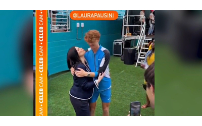 Laura Pausini cerca di baciare Sinner dopo la vittoria a Miami: la reazione del campione – Video