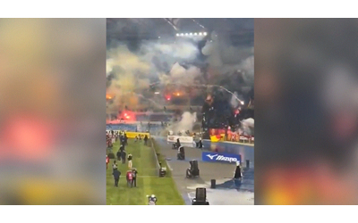 lazio roma lancio di petardi e fumogeni tra le due tifoserie sugli spalti il video all interno dell olimpico