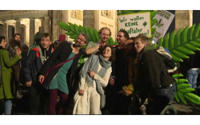 Liberalizzazione cannabis, la gioia dei tedeschi al raduno sotto la Porta di Brandeburgo: “Finita la discriminazione di milioni di persone”