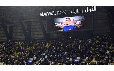 Lo scempio dei fischi per Gigi Riva in Arabia Saudita: il calcio italiano per i soldi accetta anche la profanazione di un’icona