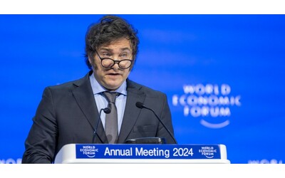 Lo show di Milei a Davos: “Ambientalismo e femminismo sono nocive invenzioni dei socialisti. L’Occidente è in pericolo”