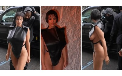 Look choc per Kanye West e Bianca Censori alla fashion week: lei con il body sgambato di pelle, lui con le lastre di titanio sui denti
