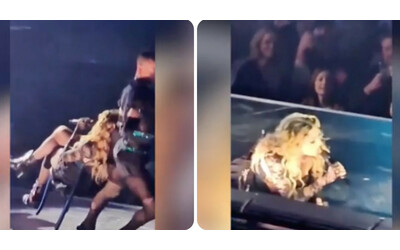 Madonna, incidente sul palco: cade dalla sedia durante il concerto. La sua reazione stupisce i fan – VIDEO