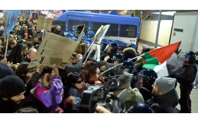 Manganellate e scontri sotto la sede Rai di Bologna al presidio “contro la censura e la narrazione filoisraeliana della tv pubblica”