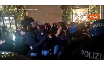 Manganellate e strattoni, la polizia carica gli studenti che provano a oltrepassare il cordone tra Montecitorio e Palazzo Chigi – Video