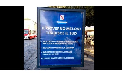Manifesti della Regione Campania contro il governo Meloni. La destra attacca: “De Luca fa politica con i soldi pubblici”