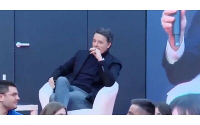 Matteo Renzi sul palco di Atreju scherza: “Sono qui per sostituire...