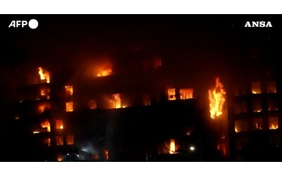 Maxi incendio a Valencia, le fiamme avvolgono i palazzi anche in piena notte:...