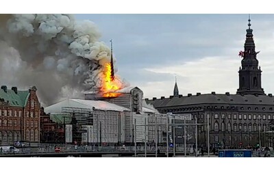 Maxi incendio alla Borsa di Copenaghen: crollata la guglia avvolta dalle fiamme – Le prime immagini