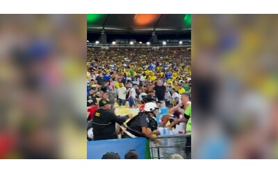 maxi rissa tra tifosi allo stadio di rio de janeiro prima della partita argentina brasile interviene la polizia