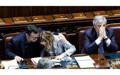 Meloni alla Camera abbraccia Salvini (che poi se ne va). E alle opposizioni:...