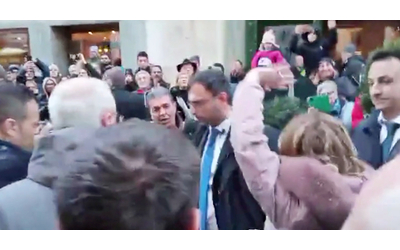 meloni contestata ad aosta attiviste cantano bella ciao mentre la premier cammina nel centro storico video