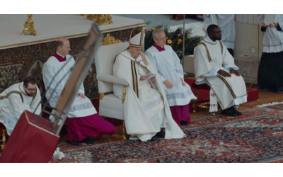 Messa di Pasqua con Papa Francesco, il forte vento fa cadere il “Resurrexit”: gli inservienti accorrono per alzare l’icona sacra