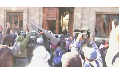 messico manifestanti sfondano la porta del palazzo presidenziale con un pick up il capo di stato era in conferenza stampa coi giornalisti