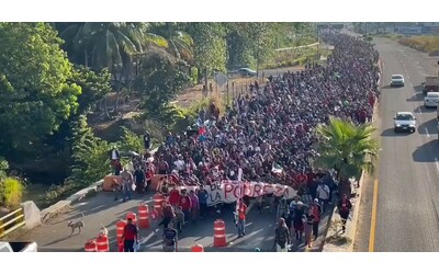 messico una carovana di 10mila migranti di 24 diverse nazionalit marcia da due giorni verso gli stati uniti video