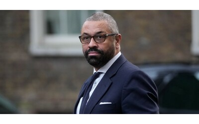 “Mettere un po’ di droga dello stupro nel drink non è illegale”: bufera sul ministro britannico
