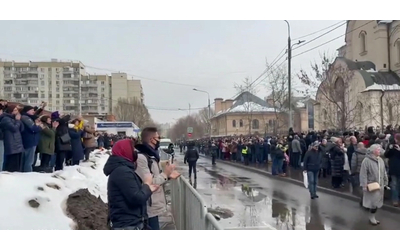 migliaia di persone ai funerali di navalny applausi e cori della folla all arrivo del feretro video