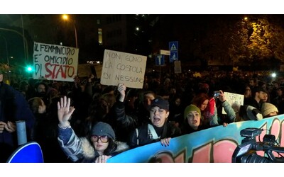 Migliaia di persone al corteo a Padova per Giulia Cecchettin: “Bruceremo tutto”. Cori contro Meloni e Salvini – Video