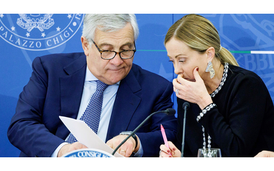 Migranti in Albania, Tajani smentisce Meloni (e se stesso): “Il Parlamento voterà”. Poi ne spara una sul diritto Ue