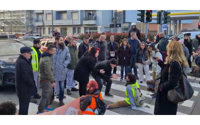Milano, attivisti di Ultima Generazione bloccano il traffico: “Tassare gli extra-profitti delle compagnie fossili”. La rabbia degli automobilisti
