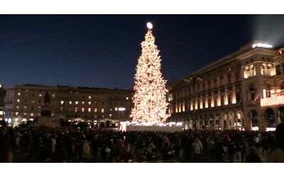 Milano – Cortina 2026, si accende l’albero di Natale in piazza Duomo: 100mila luci