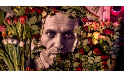 Milano, depongono fiori per ricordare Navalny e vengono identificati dalla...