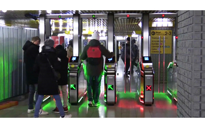 Milano, entrano in funzione i “tornelli della polemica”: installati alla fermata della metro di San Donato. Ecco come funzionano