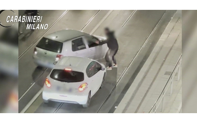 Milano, fanno accostare automobilista e poi lo picchiano in quattro per derubarlo: un arresto – Video