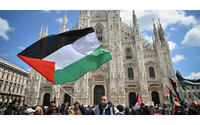 Milano, i giovani palestinesi manifestano in piazza Duomo: “Noi esclusi dal palco del 25 aprile, non obbediamo ai diktat dei sionisti”