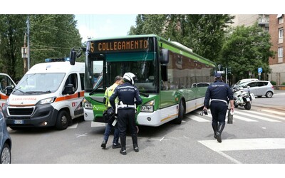 Milano, moto investe una 51enne che finisce contro un bus