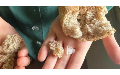 milano per due volte in una settimana trovata plastica nel pane di una mensa scolastica prodotto ritirato indagano i nas