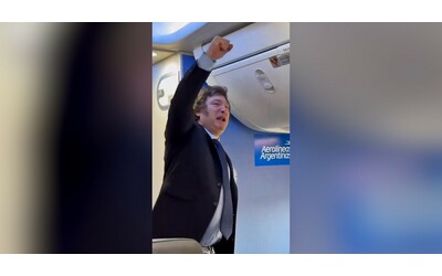 milei il volo del presidente argentino su un aereo di linea della compagnia di bandiera che vuole privatizzare
