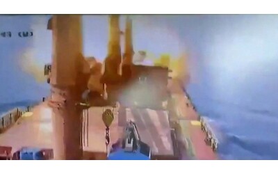 missile sul cargo greco al largo dello yemen diffuse le immagini dell attacco houthi